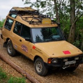 1990 год Машина принимала участие в Camel Trophy 90 на территории СССР на Байкале. Это были первые автомобили Discovery- трехдверные. Машина до сегодняшнего дня прошла более одного миллиона километров!